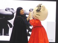 　キティちゃんと手を合わせる渡辺直美