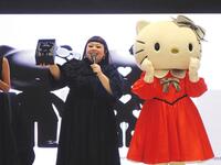 　キティちゃんのブラックシリーズを贈られて喜ぶ渡辺直美（左）とキティちゃん