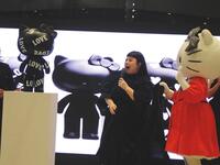 　巨大なキティちゃんのブラックシリーズを見て驚く渡辺直美（左）とキティちゃん