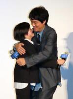 　熱い抱擁を交わす三浦綺羅（左）と丸山隆平