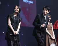 　壇上で笑顔の西野七瀬と本郷奏多（撮影・金田祐二）