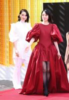 　レッドカーペットに登場した吉田美月喜（右）香椎由宇（撮影・金田祐二）
