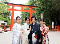 　下鴨神社で笑顔を見せる（左から）天翔愛、天翔天音、父の藤岡弘、、藤岡舞衣（撮影・石井剣太郎）