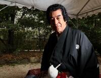 　ポーズを決める藤岡弘、（撮影・石井剣太郎）