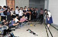 　多くの報道陣の前で一礼するベッキー（右）＝２０１６年６月