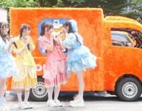 　ＳＷＥＥＴ　ＳＴＥＡＤＹの白石まゆみ（中央）をじーっと見つめる独特の応援を披露したＦＲＵＩＴＳ　ＺＩＰＰＥＲの真中まな（右）