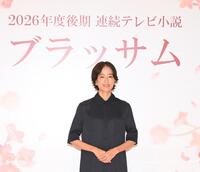 　会見後、写真撮影に応じる石橋静河（撮影・西田忠信）