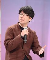 　記者の質問に答える脚本家の櫻井剛氏（撮影・西田忠信）