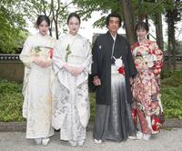 　葵の庭でポーズを決める（左から）天翔天音、天翔愛、藤岡弘、、藤岡舞衣