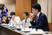 　備蓄米の試食会に参加した小泉農相