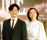 　石丸幹二。右は安蘭けい（２３年７月）