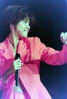 　９６年５月、コンサートで歌う内田有紀＝神戸市内