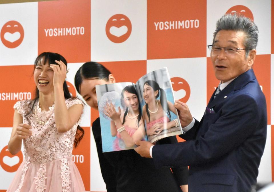 　谷川友梨（左）の写真集に照れ笑いを浮かべる間寛平ＧＭ