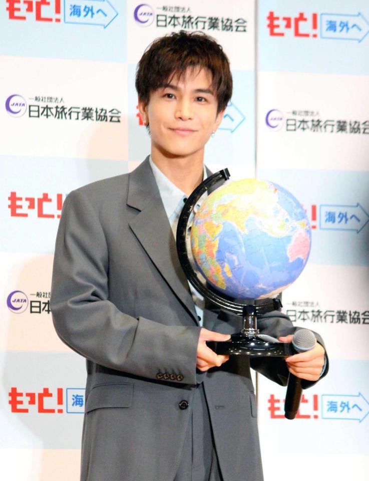 　地球儀を持つ岩田剛典