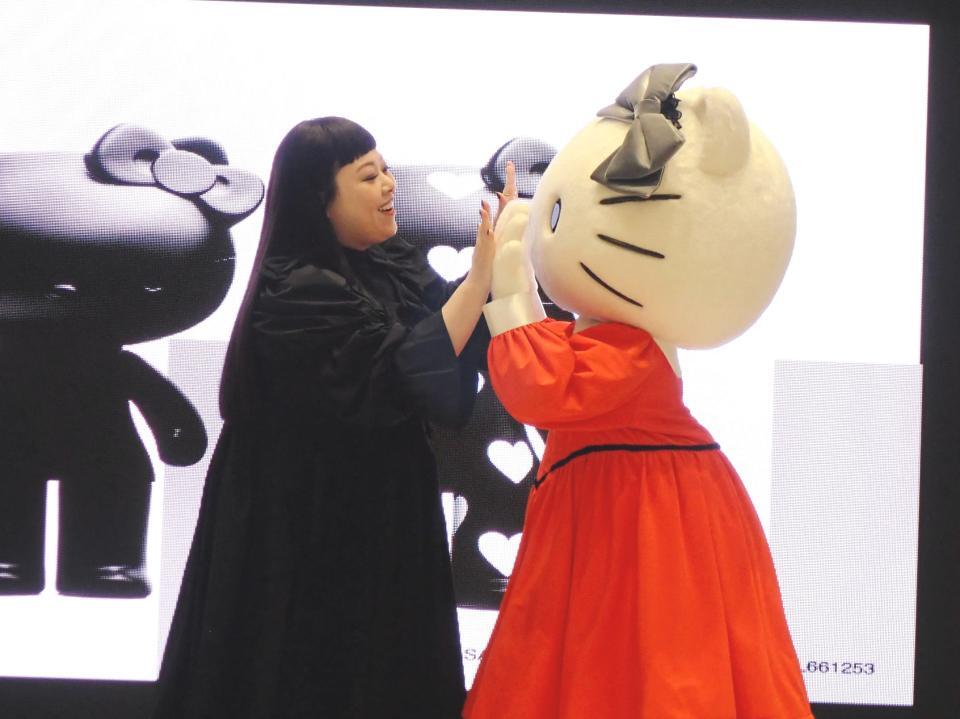 　キティちゃんと手を合わせる渡辺直美