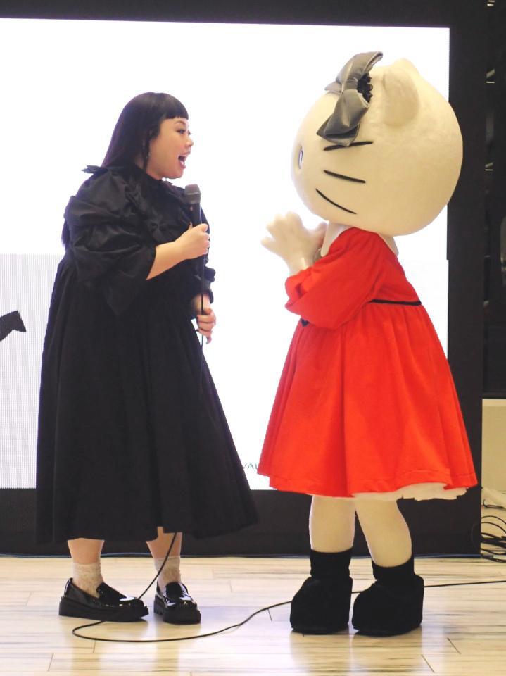 　息の合った動きを見せていた渡辺直美（左）とキティちゃん