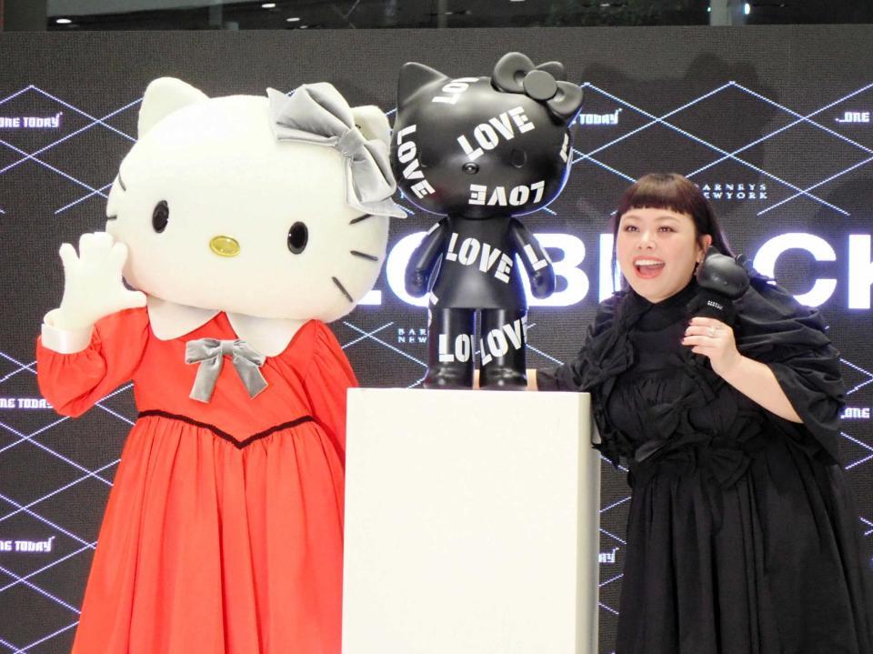 　キティちゃんのブラックシリーズの前でポーズを決める渡辺直美（右）とキティちゃん