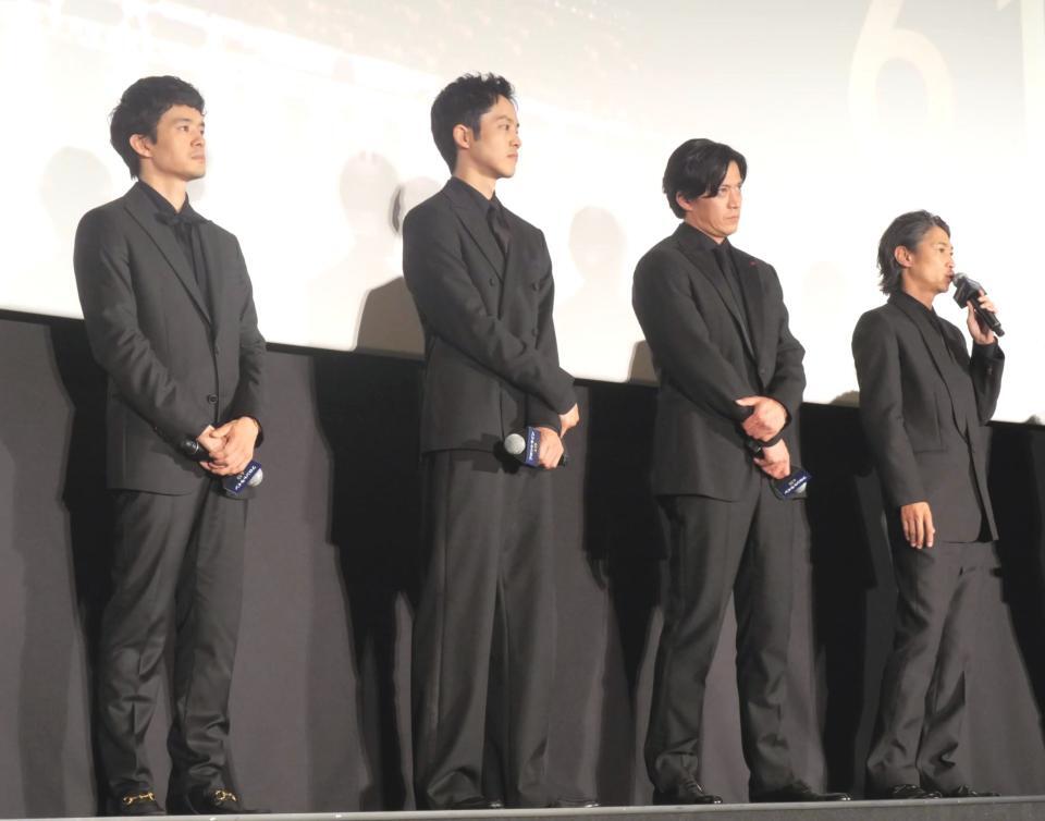 　ブラックスーツできめて登場した（左から）池松壮亮、松坂桃李、小栗旬、窪塚洋介