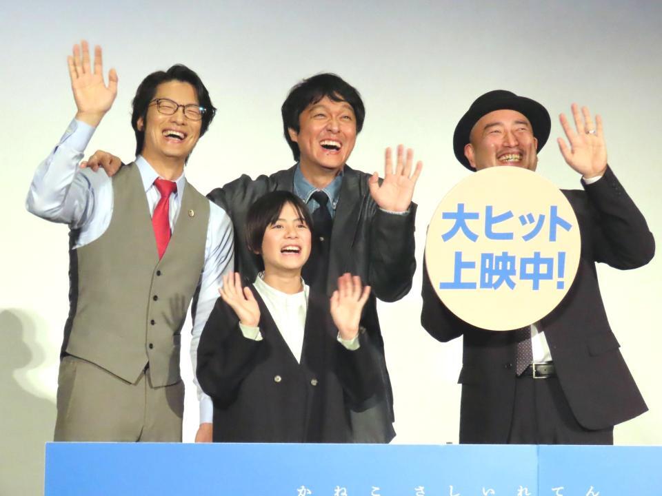 　舞台あいさつに出席した（左から）こたけ正義感、三浦綺羅、丸山隆平、古川豪監督