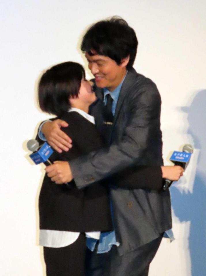 　熱い抱擁を交わす三浦綺羅（左）と丸山隆平