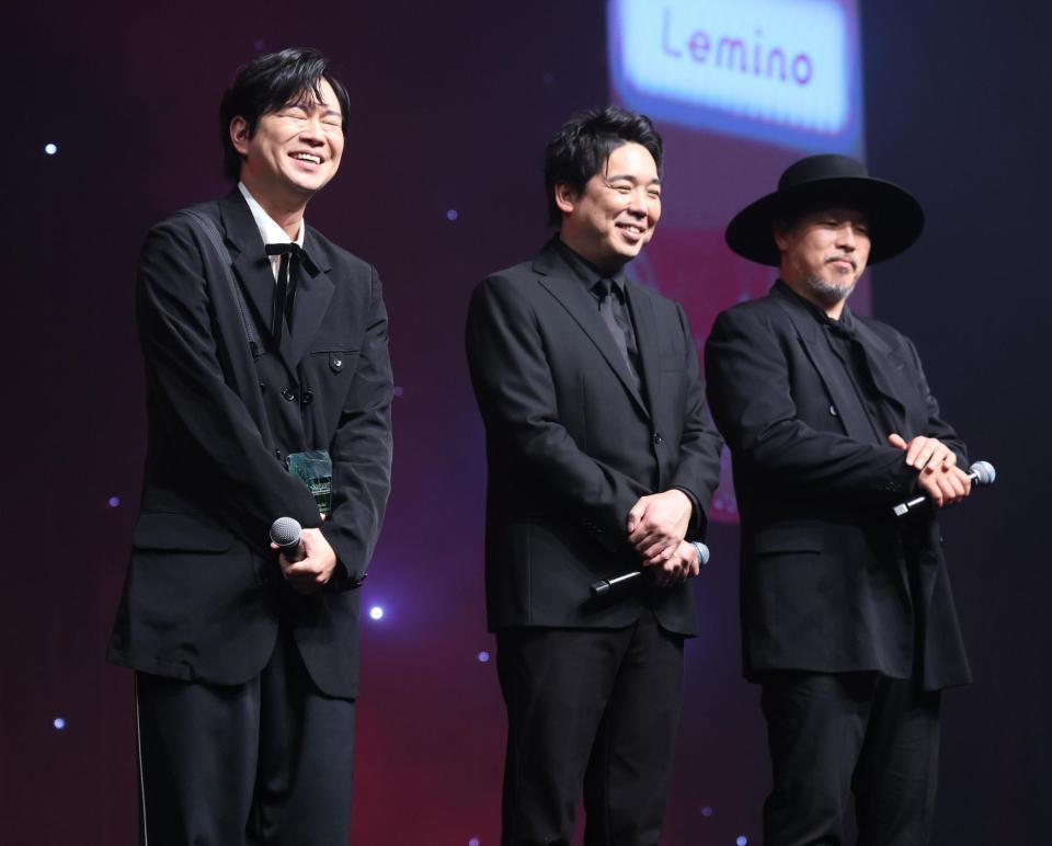 　特別賞を喜ぶ加藤シゲアキとスキマスイッチの大橋卓弥、常田真太郎（撮影・金田祐二）