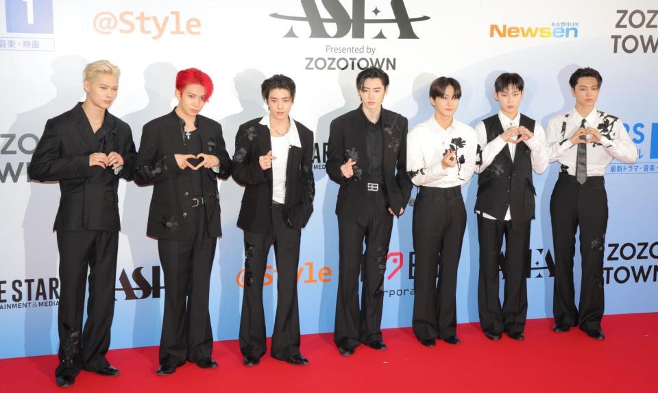 　ハートポーズを披露するＥＮＨＹＰＥＮ（撮影・吉澤敬太）