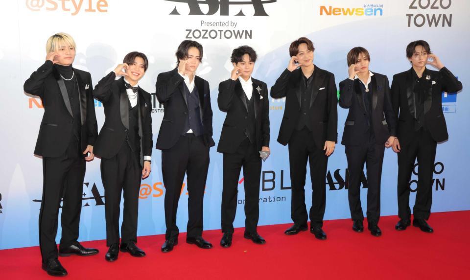 　ハートポーズを見せるｔｉｍｅｌｅｓｚの（左から）篠塚大輝、松島聡、菊池風磨、佐藤勝利、寺西拓人、猪俣周杜、橋本将生（撮影・吉澤敬太）