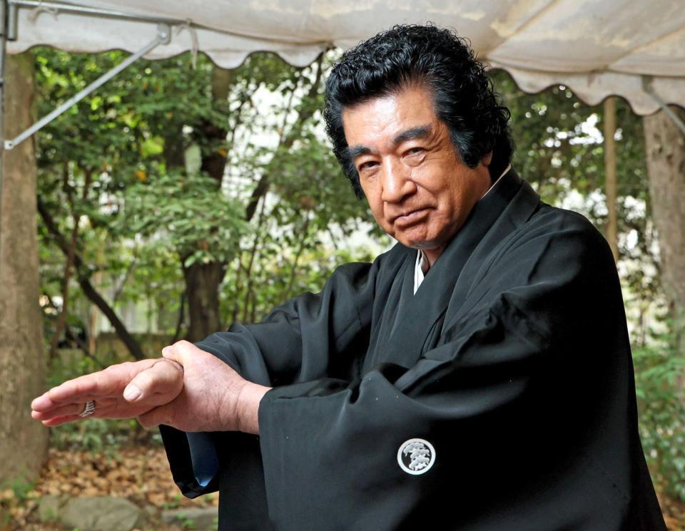 　ポーズを決める藤岡弘、