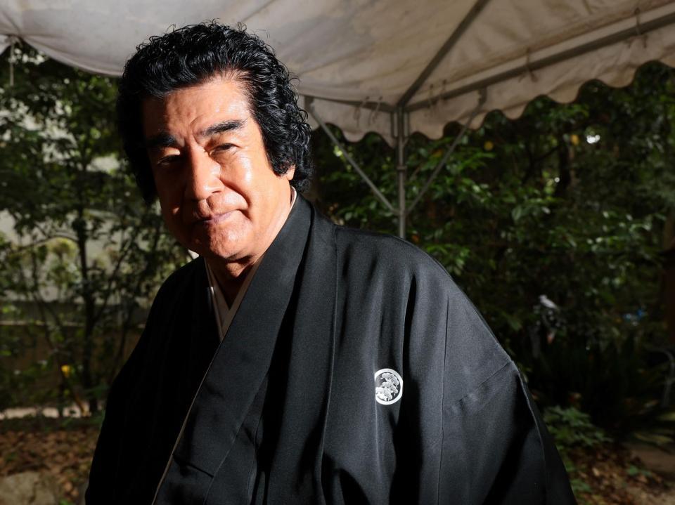 　ポーズを決める藤岡弘、（撮影・石井剣太郎）