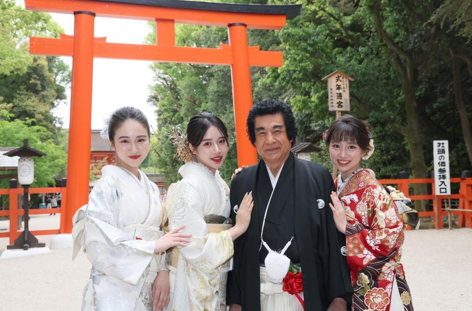 　家族で笑顔を見せる（左から）天翔愛、天翔天音、藤岡弘、、藤岡舞衣（撮影・石井剣太郎）