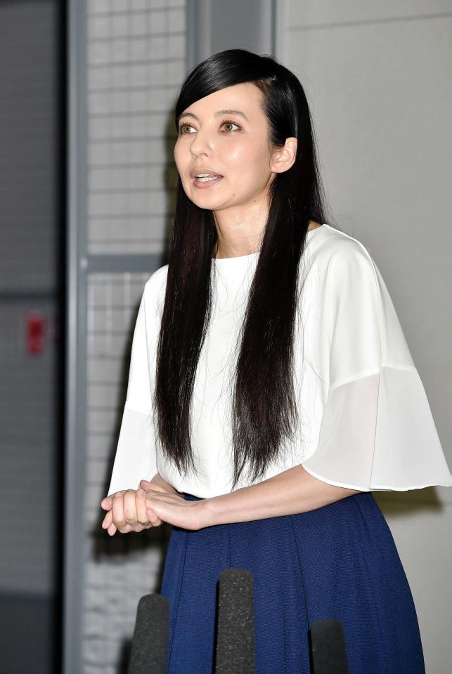 　仕事復帰を果たし、会見をするベッキー＝２０１６年６月