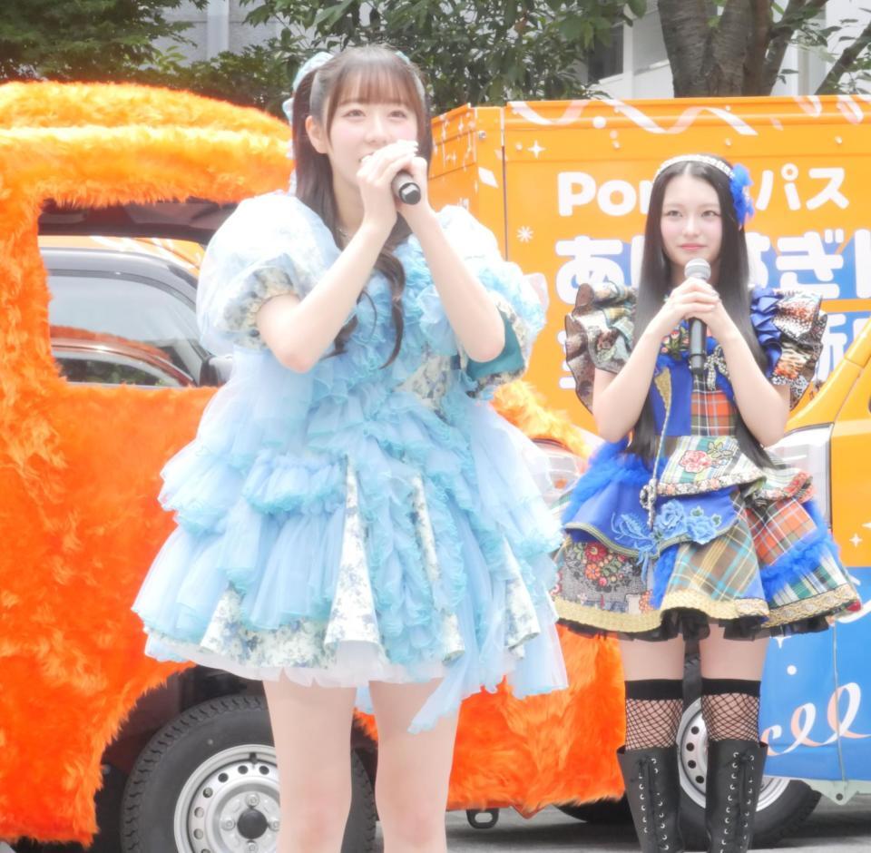 　独特の「応援」を披露したＦＲＵＩＴＳ　ＺＩＰＰＥＲの真中まな（左）とそれを見つめるＣＡＮＤＹ　ＴＵＮＥの桐原美月