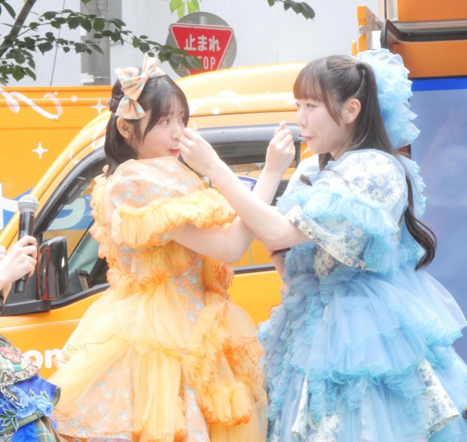 　アイスを食べさせ合いっこする鎮西寿々歌（左）、真中まな