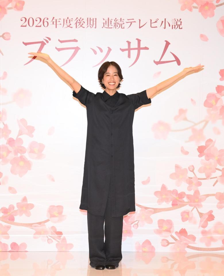 　制作発表会見後、笑顔で写真撮影に応じる石橋静河（撮影・西田忠信）