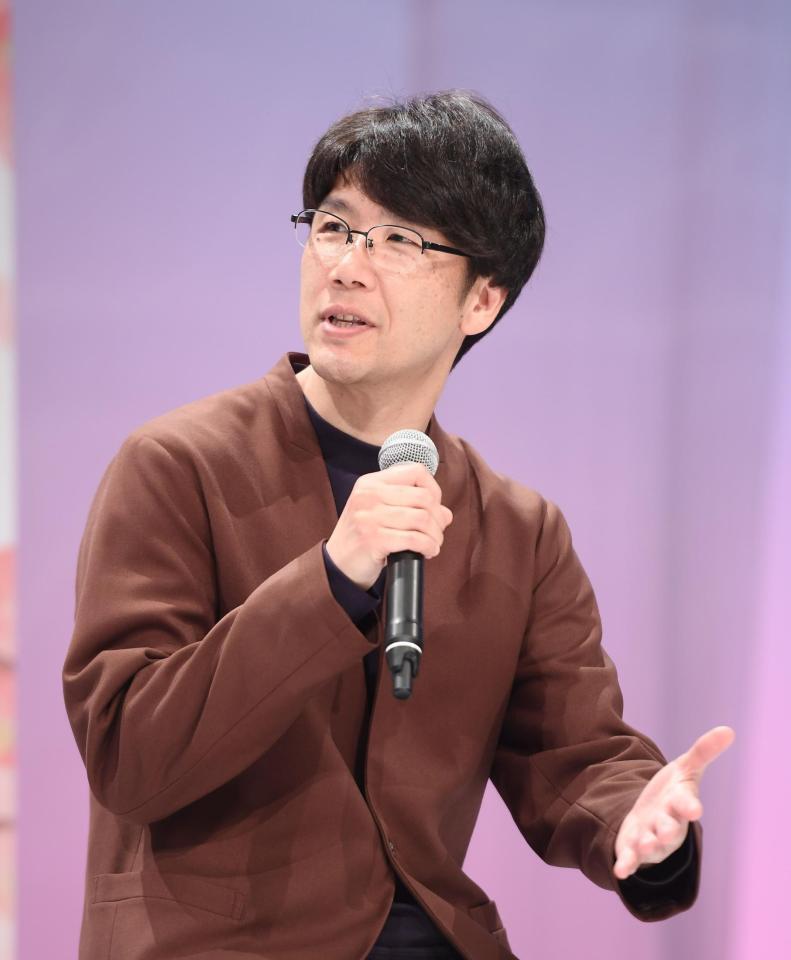 　記者の質問に答える脚本家の櫻井剛氏（撮影・西田忠信）