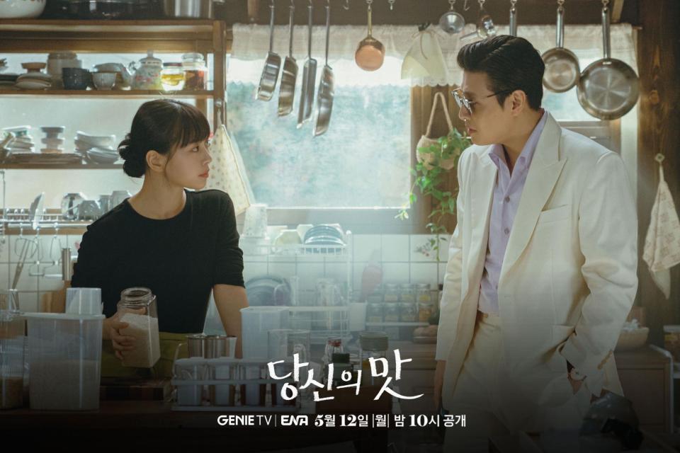 　韓国放送局・ＥＮＡの公式Ｘ＠Ｃｈａｎｎｅｌ＿ＥＮＡより　“キッチン成長ラブストーリー”と銘打ったドラマ「隠し味にはロマンス」のコ・ミンシ（左）とカン・ハヌル