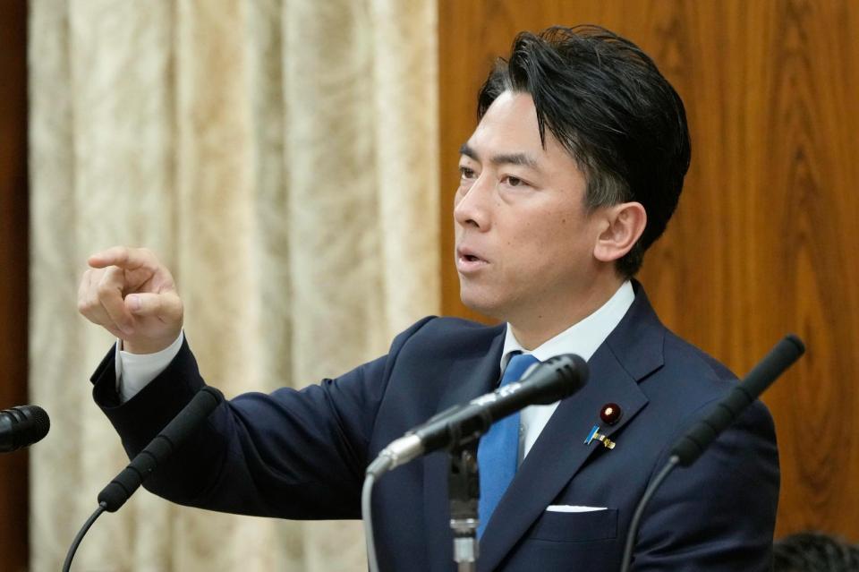 　参院農林水産委で答弁する小泉農相