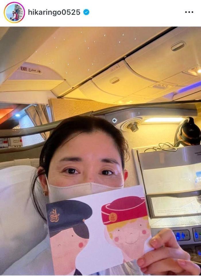 　機内でくつろぐ石田ひかり。インスタグラム＠ｈｉｋａｒｉｎｇｏ０５２５より 