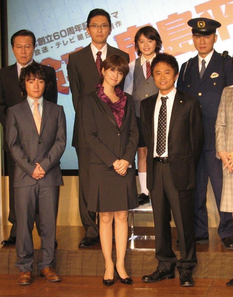 　１０年１０月、テレビ朝日「検事・鬼島平八郎」会見で。（前列左から）濱田岳、内田有紀、浜田雅功
