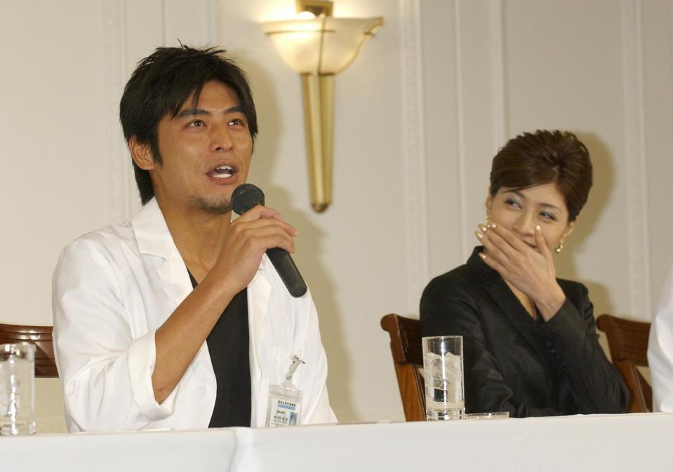 　０７年１０月、「医龍」会見で。坂口憲二に笑いをこらえる内田有紀