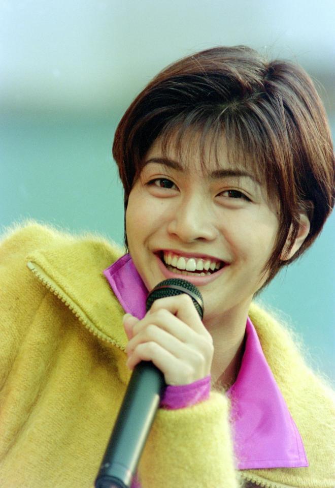 　１９９４年１１月、コンサートで歌う内田有紀＝大阪市内