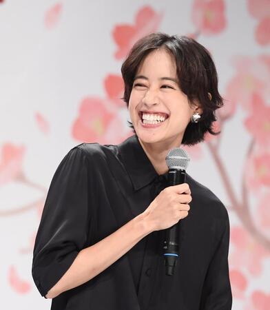 　２０２６年度後期連続テレビ小説「ブラッサム」の主演に選ばれ、会見で笑顔の石橋静河（撮影・西田忠信）