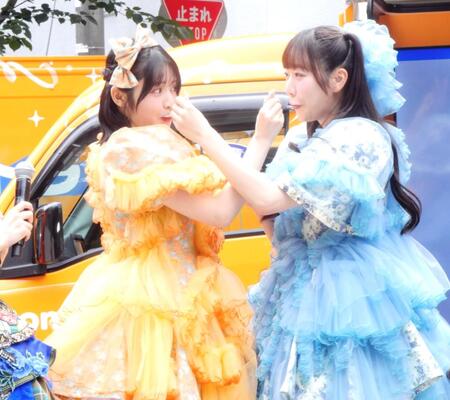 　アイスを食べさせ合いっこする鎮西寿々歌（左）、真中まな