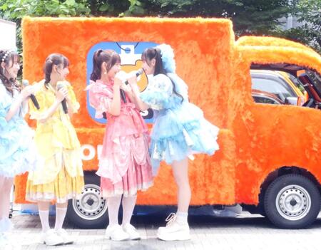 　ＳＷＥＥＴ　ＳＴＥＡＤＹの白石まゆみ（中央）をじーっと見つめる独特の応援を披露したＦＲＵＩＴＳ　ＺＩＰＰＥＲの真中まな（右）