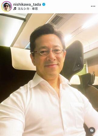 　阪急電車で移動中の西川忠志。インスタグラム＠ｎｉｓｈｉｋａｗａ＿ｔａｄａより