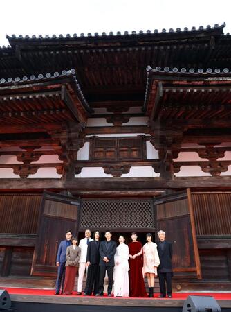 　映画「国宝」ジャパンプレミアでフォトセッションで写真に納まる（左から）李相日監督、森七菜、渡辺謙、横浜流星、吉沢亮、高畑充希、寺島しのぶ、見上愛、田中泯（撮影・山口登）