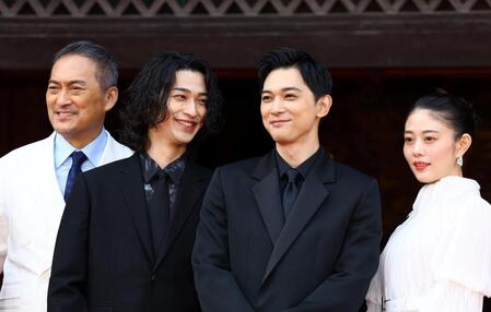 　映画「国宝」ジャパンプレミアでフォトセッションで写真に納まる（左から）渡辺謙、横浜流星、吉沢亮、高畑充希（撮影・山口登＝東寺（撮影・山口登）
