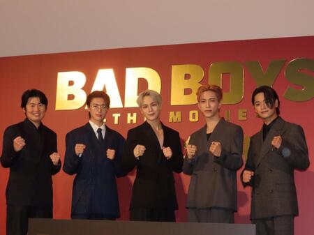 　映画「ＢＡＤ　ＢＯＹＳ－ＴＨＥ　ＭＯＶＩＥ－」の舞台あいさつに登壇した（左から）西川達郎監督、山中柔太朗、豆原一成、池﨑理人、井上想良