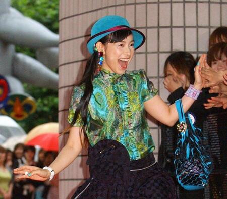 　０５年６月、ミュージカル「ボーイ　フロム　オズ」初日レッドカーペットに登場した篠原ともえ