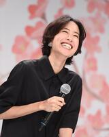 　記者の質問に笑顔を見せる石橋静河（撮影・西田忠信）